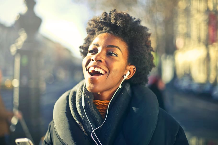 jovem, mulher africana, cabelo culy, ouvindo, música, fones de ouvido, dia de inverno, adulto, africano, preto