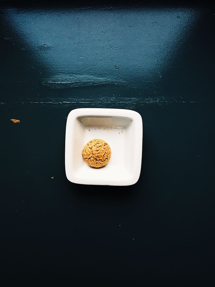 одинокое печенье, печенье, минималистичный, тарелка, простой, упрощенный, сладкий, белый, прямо над, в помещении