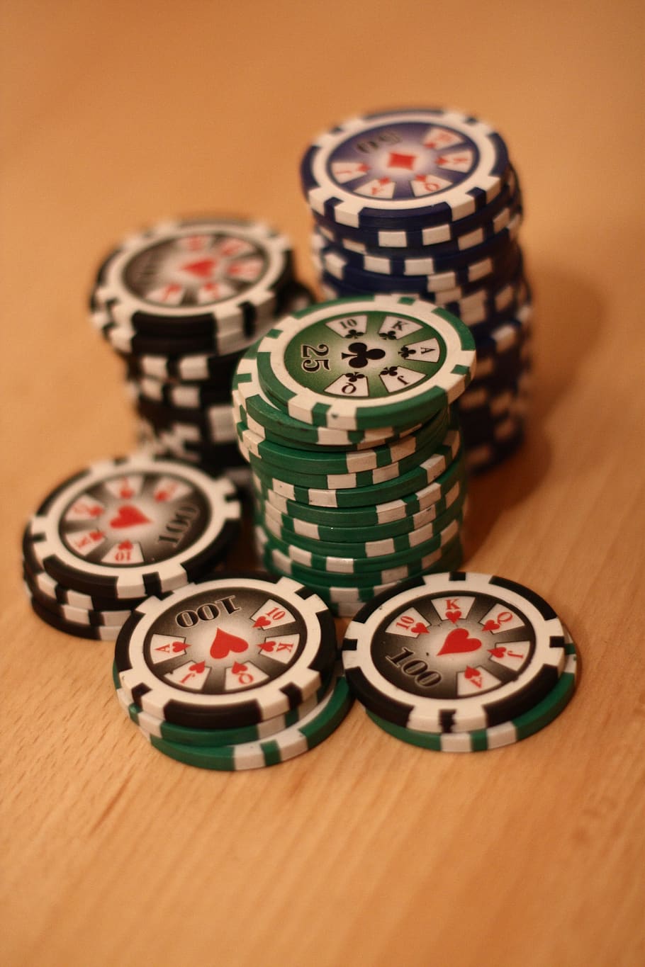 poker, chip poker, bermain poker, bermain, judi, menang, kasino, permainan kartu, risiko, keuntungan