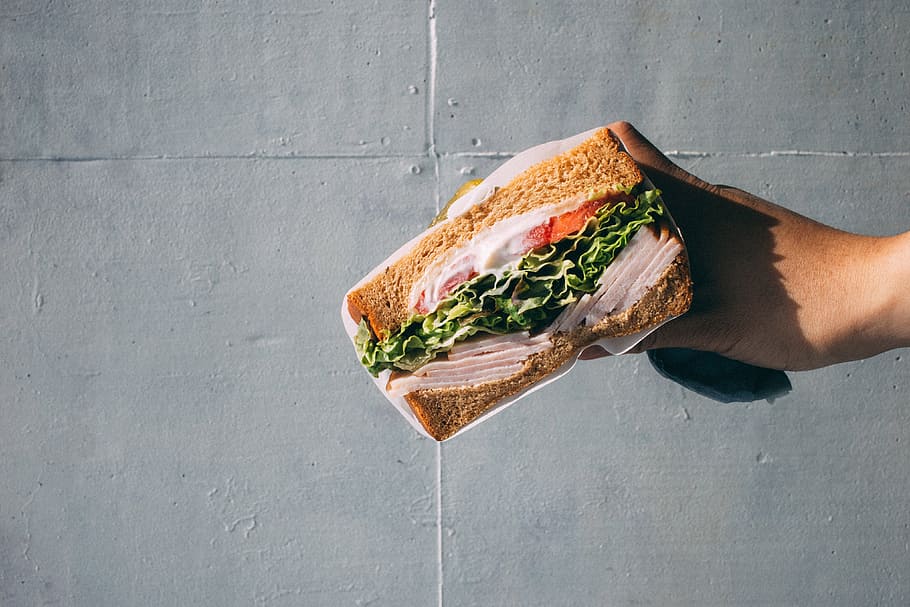 tangan, memegang, roti sandwich, makanan dan Minuman, roti lapis, tangan manusia, makanan, bagian tubuh manusia, roti, satu orang
