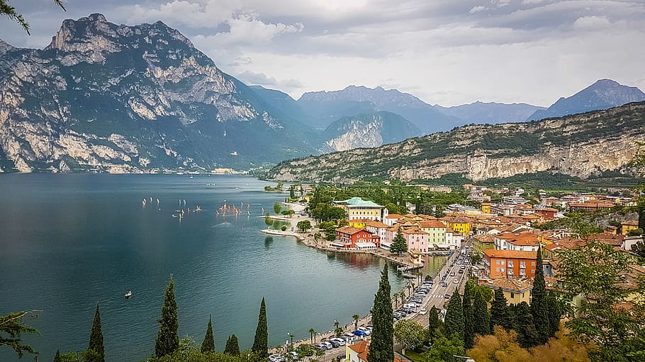Torbole, Garda, Italia, vacaciones, naturaleza, vista, montañas, paisaje, lago, agua