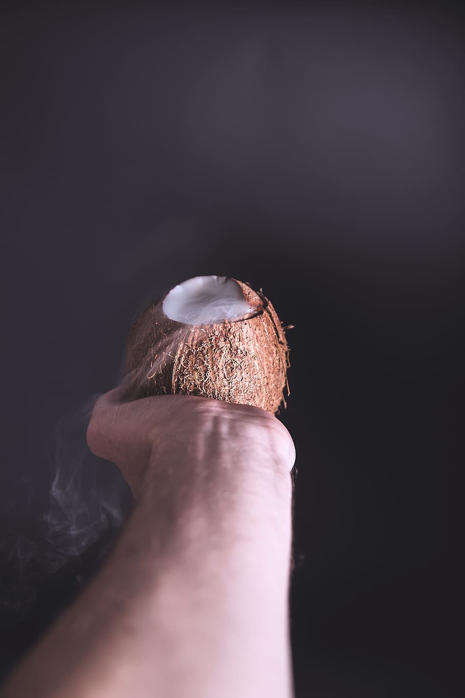 кокос, экзотика, фрукты, рука, минималистичный, простой, упрощенный, часть человеческого тела, человеческая рука, один человек
