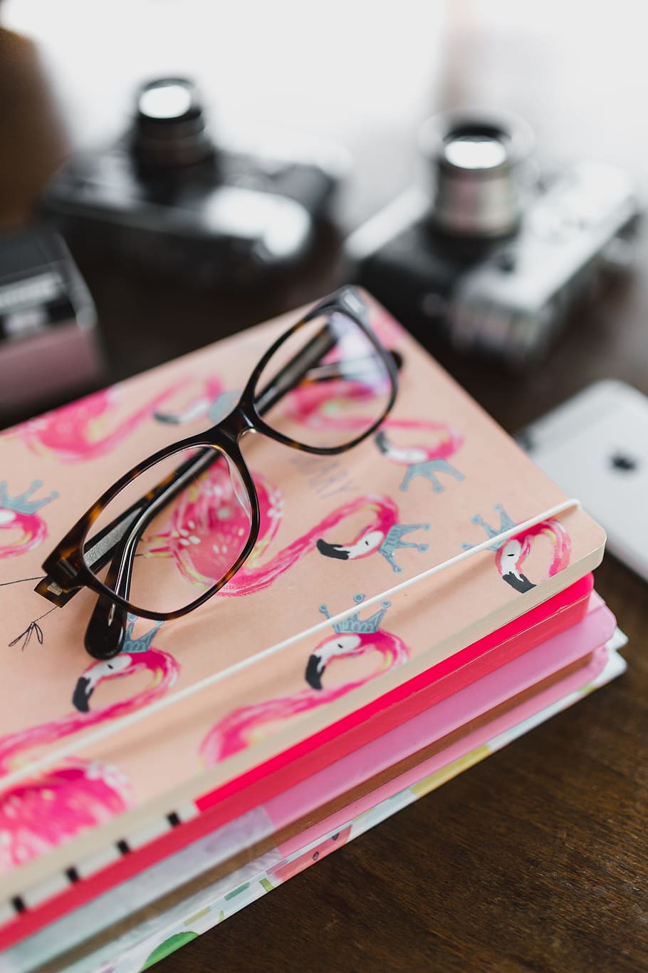 kalender merah muda, kalender, buku catatan, buku harian, catatan, meja, kacamata, di dalam ruangan, warna pink, masih hidup