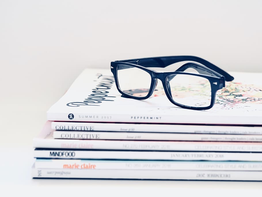 pila, revistas, gafas, hipster, leer, mínimo, blanco, fondo de pantalla, anteojos, interiores