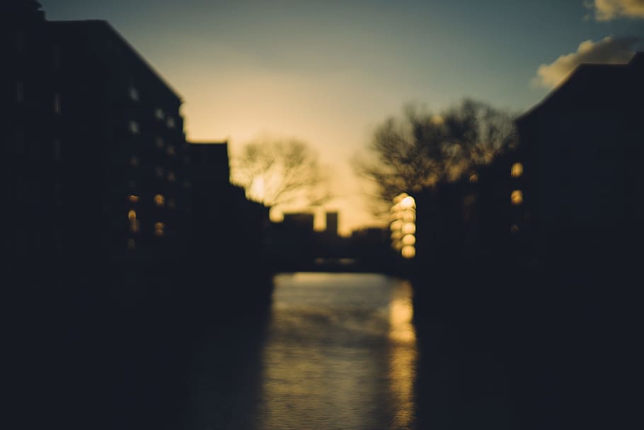 puesta de sol en la ciudad, fondo, desenfoque, borrosa, bokeh, canal, ciudad, oro, casas, puerto