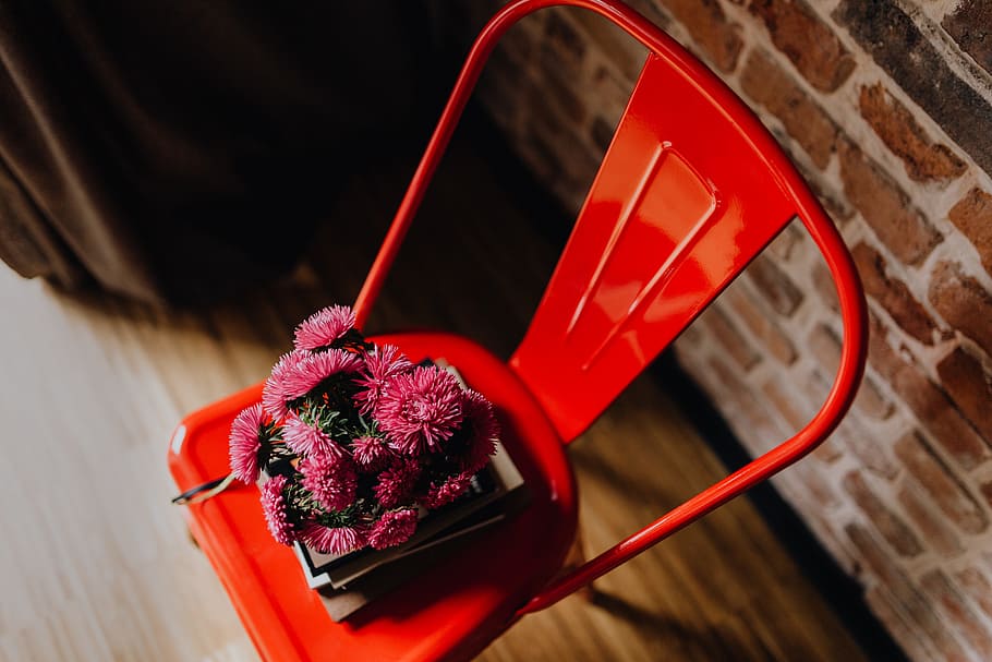 cadeira de metal, buquê, rosa, flores, livros, cadeira, flores cor de rosa, móveis, vermelho, decoração