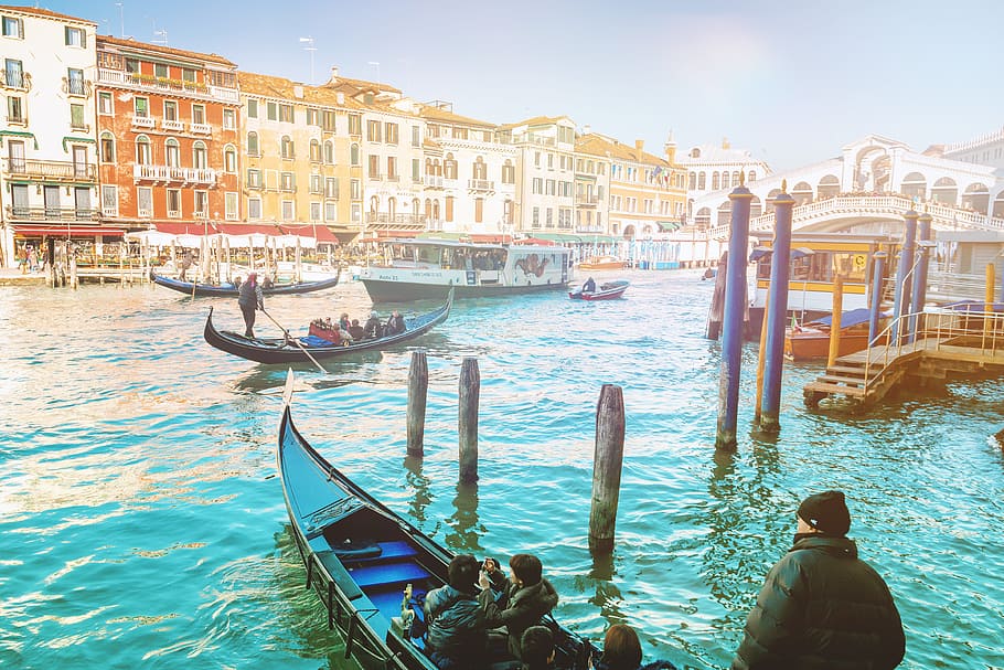 panorâmica, vista, famoso, ponte de rialto, pôr do sol, veneza, itália, embarcação náutica, transporte, modo de transporte