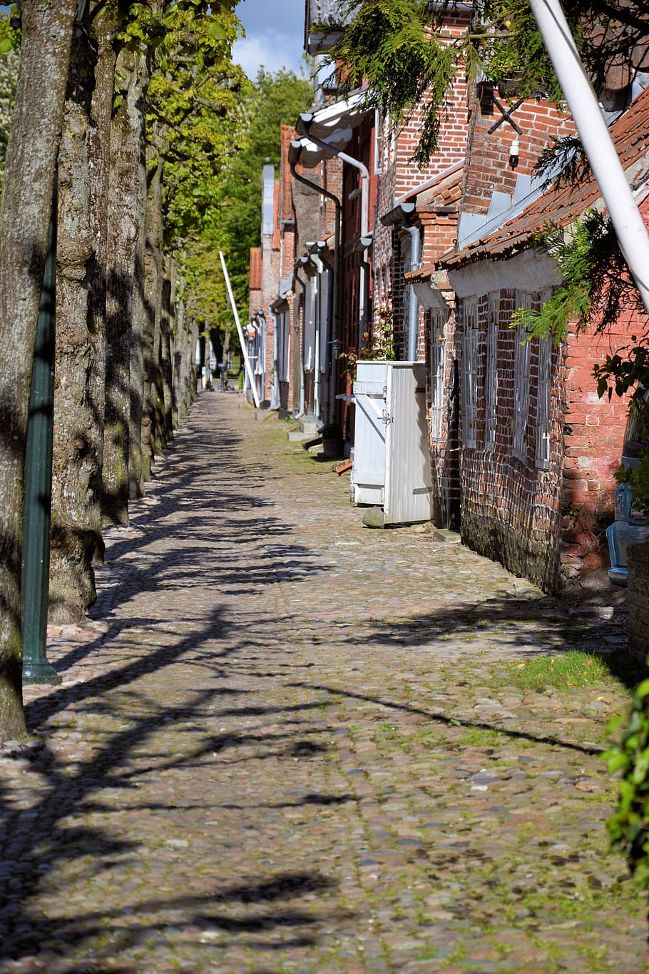 møgeltønder, tønder, denmark, jutland, north sea, castle street, cobblestones, brick, old, row of houses