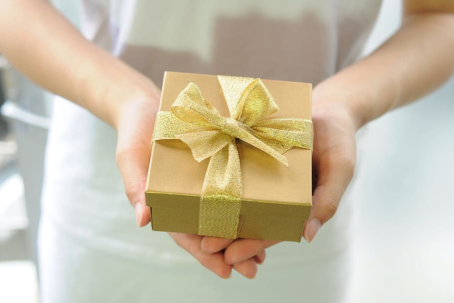 kotak hadiah, orang, ulang tahun, natal, hadiah, pita, pita - barang jahit, kotak - wadah, memegang, busur terikat