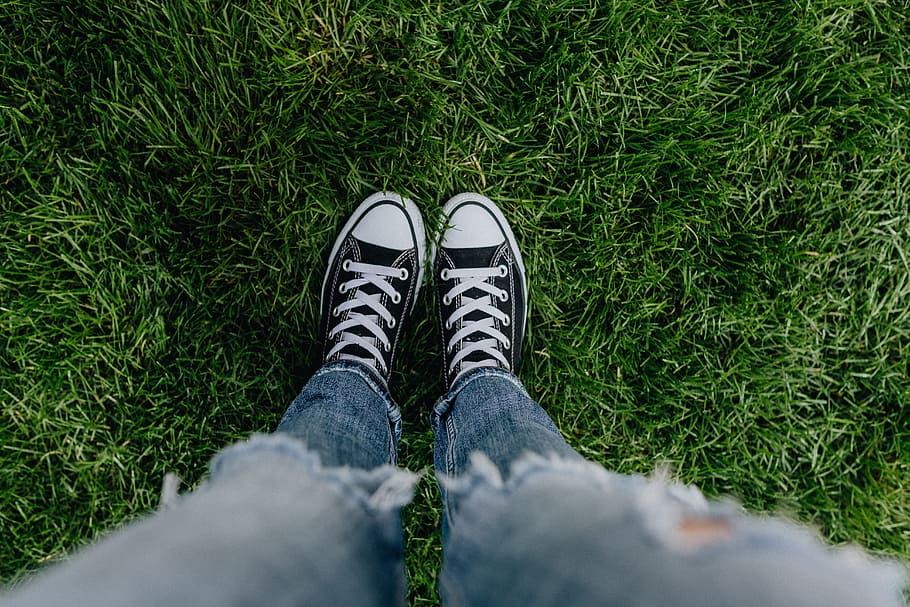 rumput, beton, sepatu kets, taman, hijau, converse, jeans, bagian rendah, kaki manusia, perspektif pribadi