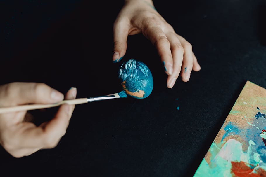 mulher pintando ovos de páscoa, caseiro, ovos, pintura, feito à mão, páscoa, pintado, decorativo, decorado, tradição