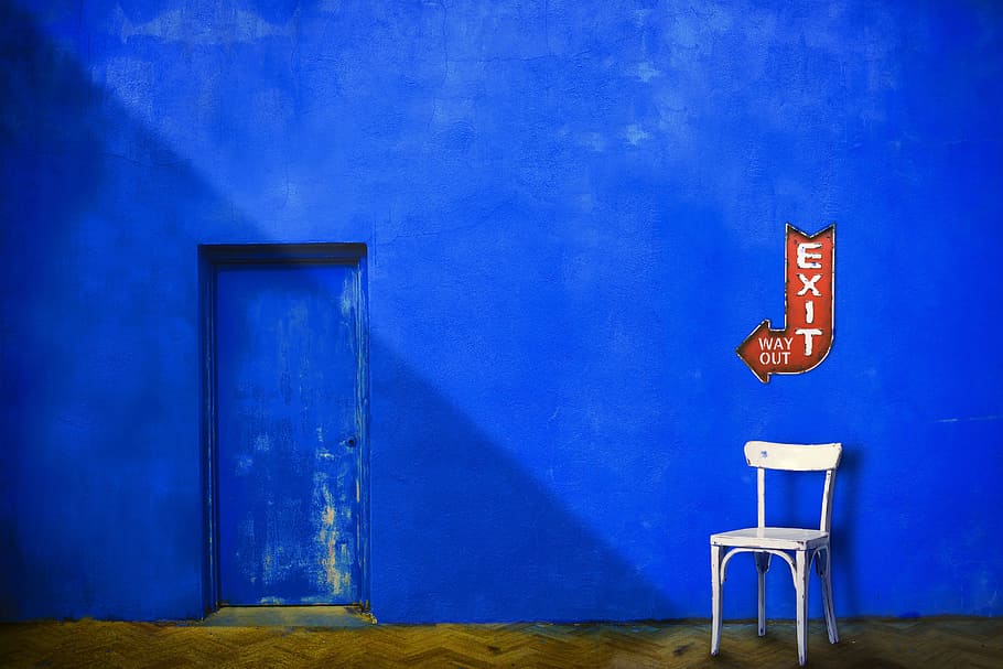 dinding biru, kota dan Perkotaan, biru, kursi, warna, pintu, keluar, Wallpaper hD, minimal, tanda