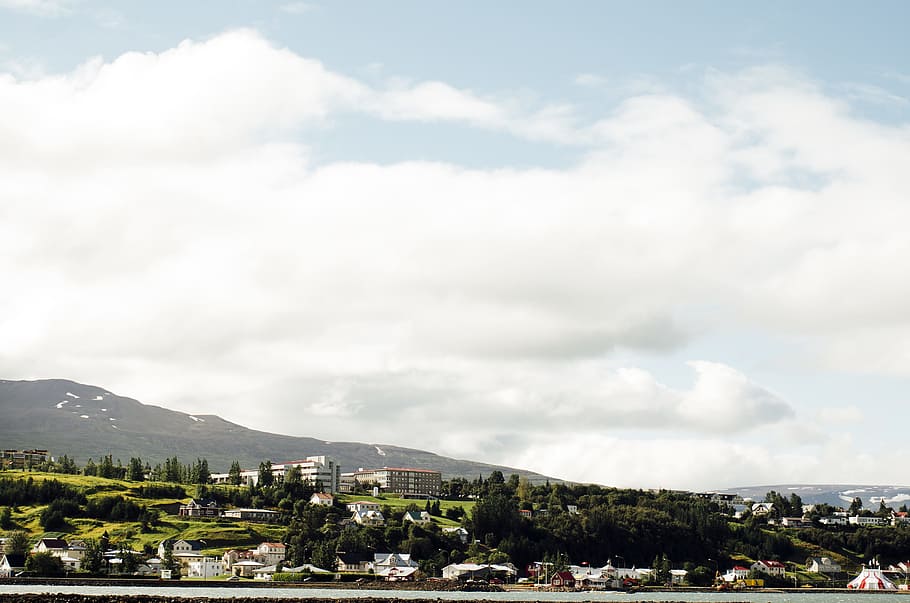 islândia, cidade, céu, nuvens, montanhas, árvores, casas, água, nuvem - céu, montanha