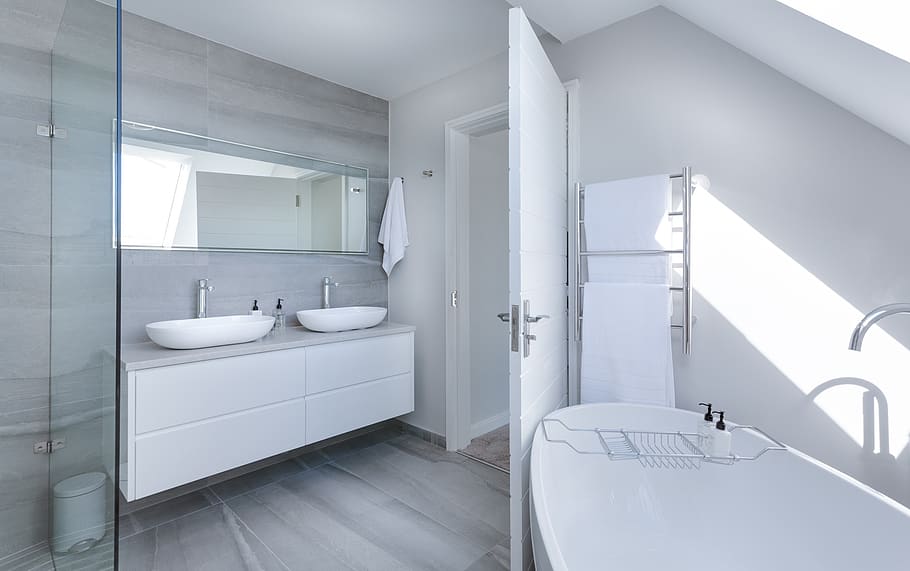 baño minimalista moderno, baño, bañera, lujo, contemporáneo, interior, diseño de interiores, blanco, luz, claraboya