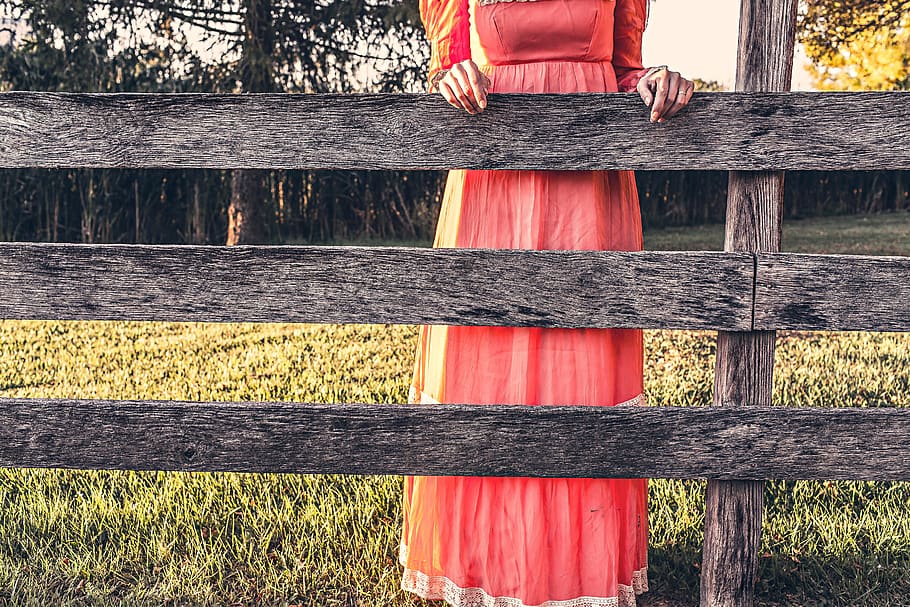 mucama, doncella, cerca, campo, vestido, rojo, casual, tradicional, de pie, esperando