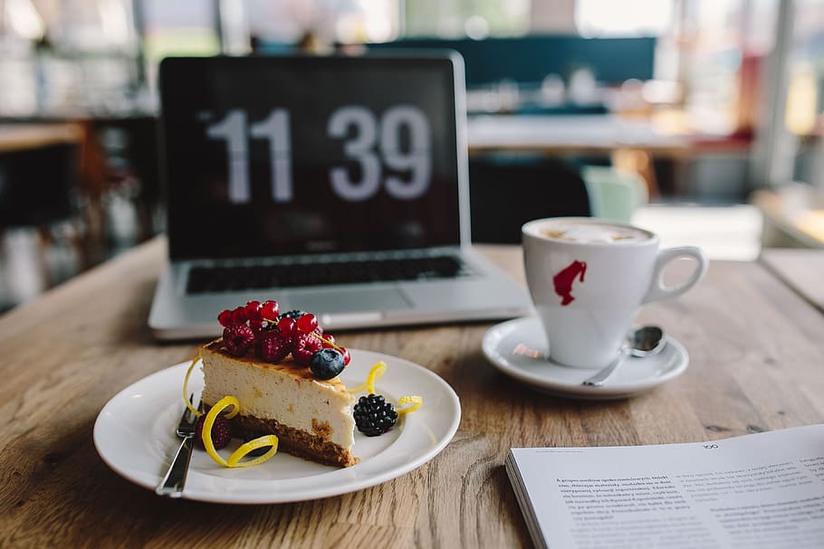trabajando, restaurante :, macbook, tarta de queso, taza, café, espacio de trabajo, lugar de trabajo, tecnología, computadora