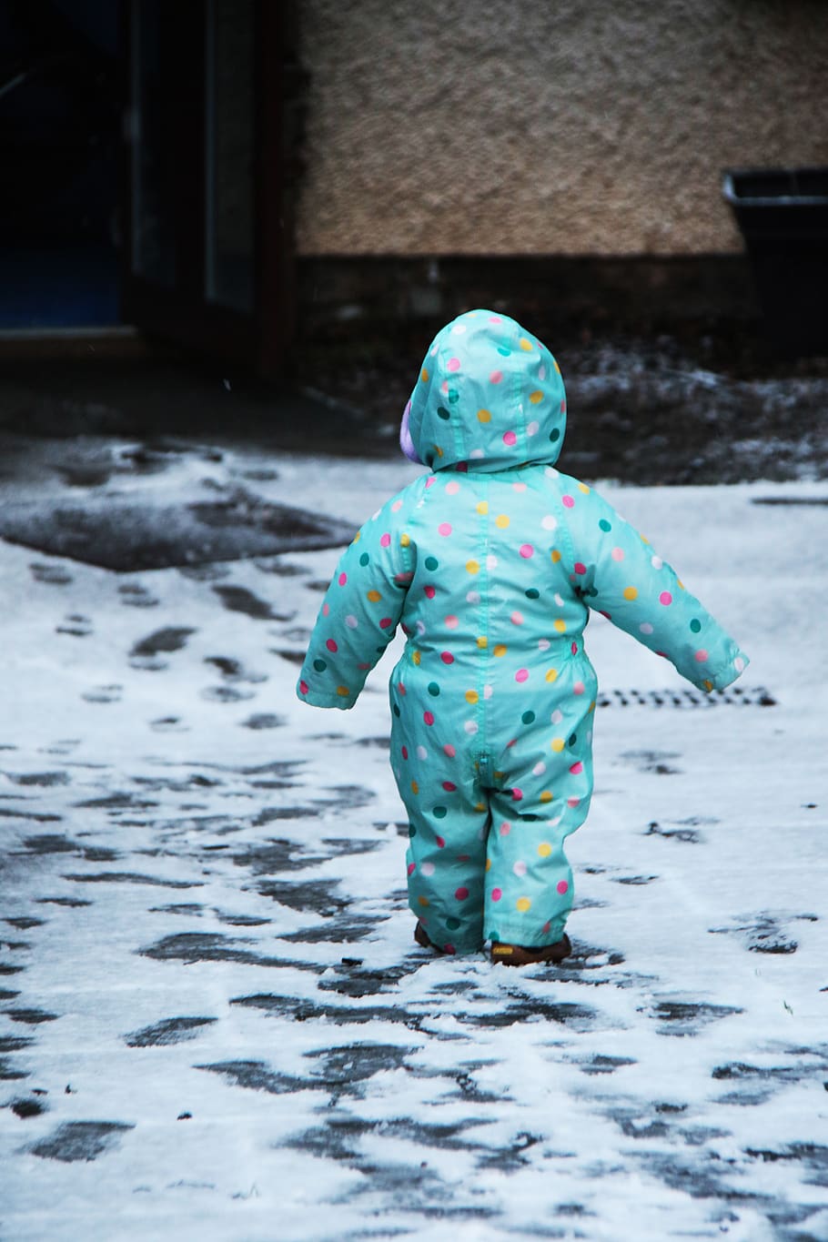 snow, baby, edinburgh, courtyard, close, footprints, toddler, child, childhood, girls