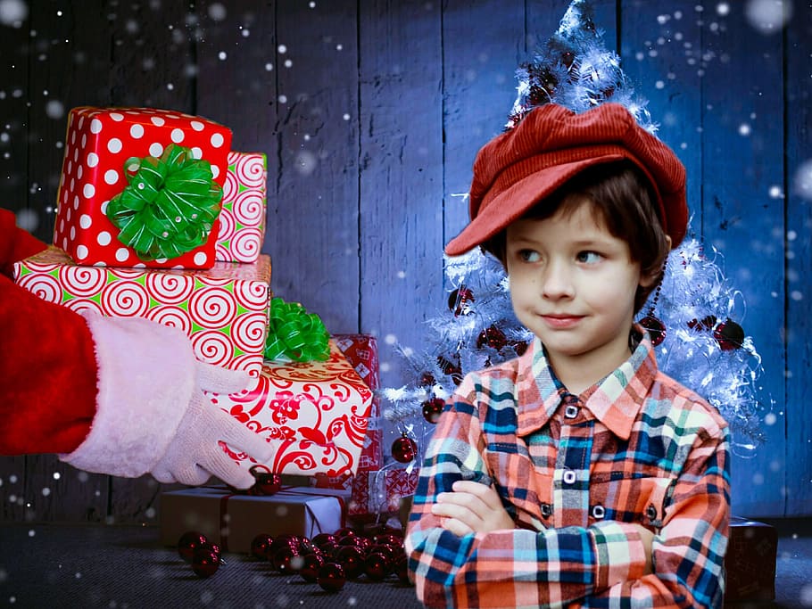 foto ilustração, jovem, menino, olhando, pilha, natal, presentes, entregou, santa cláusula, papai noel