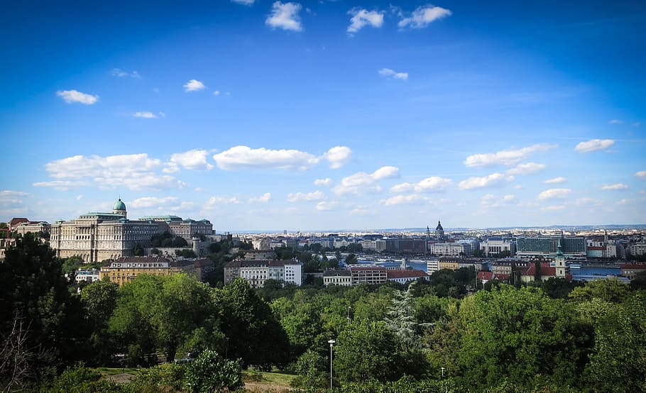 Castle Hill, Budapeste, Hungria, cidade, vista, edifícios, arquitetura, árvores, céu, nuvens