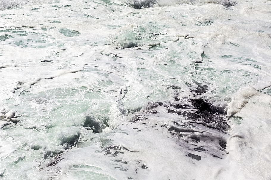 К чему снится течение воды. Волны Арктики Jah. Flo морем. Турбулентное течение фото картинки. Атлантический океан фото под водой айсберги.