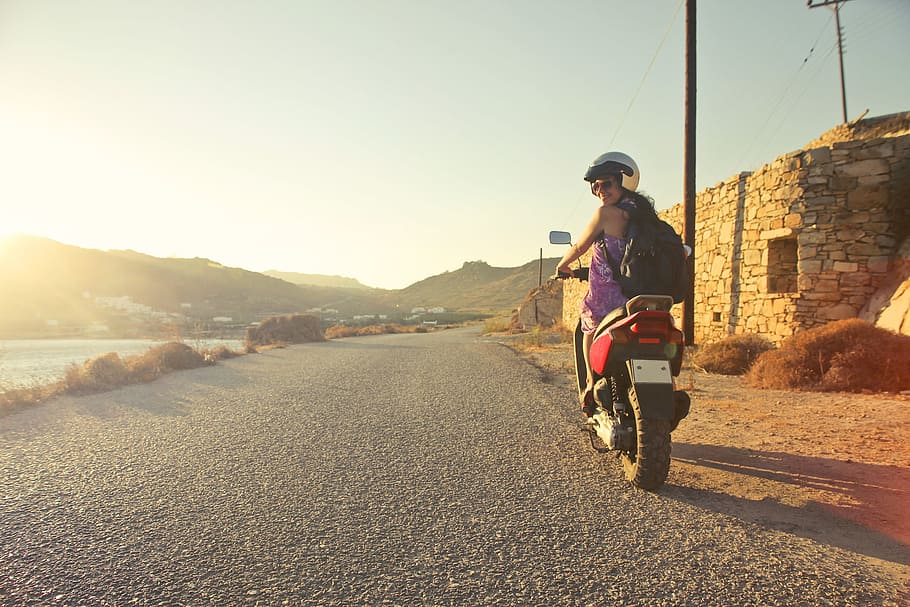 garota, óculos de sol, andar, motocicleta, olhando, voltar, estrada de asfalto, cedo, manhã, motor