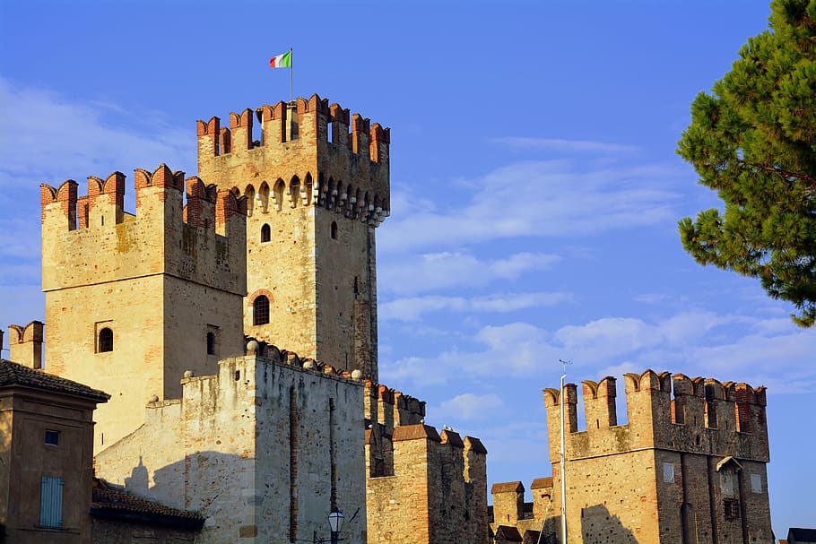 torre, castle, walls, sky, flag, italiana, sirmione, italy, architecture, built structure