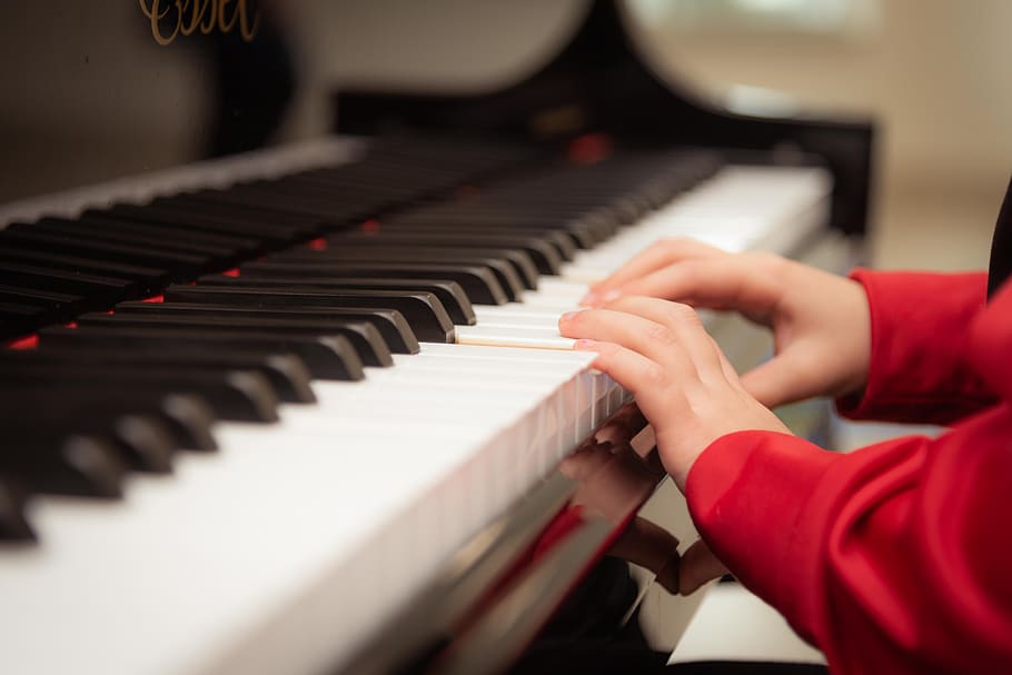 piano, jugando, aprendiendo, lección de piano, niño tocando el piano, instrumento, música, pianista, manos, joven