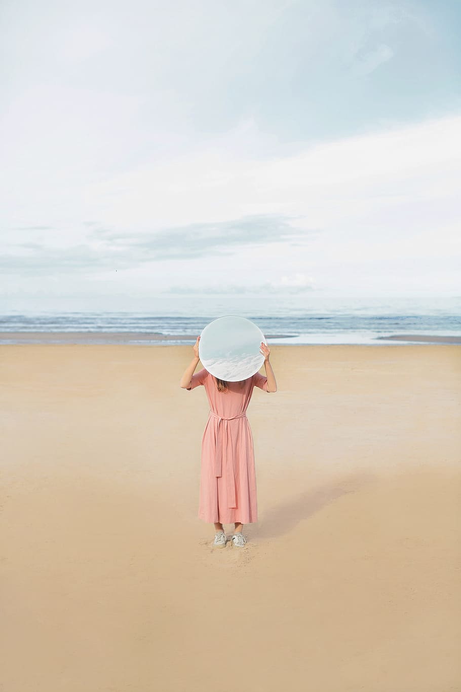 mujer, rosa, vestido, playa, arena, agua, océano, pose, modelo, fashio