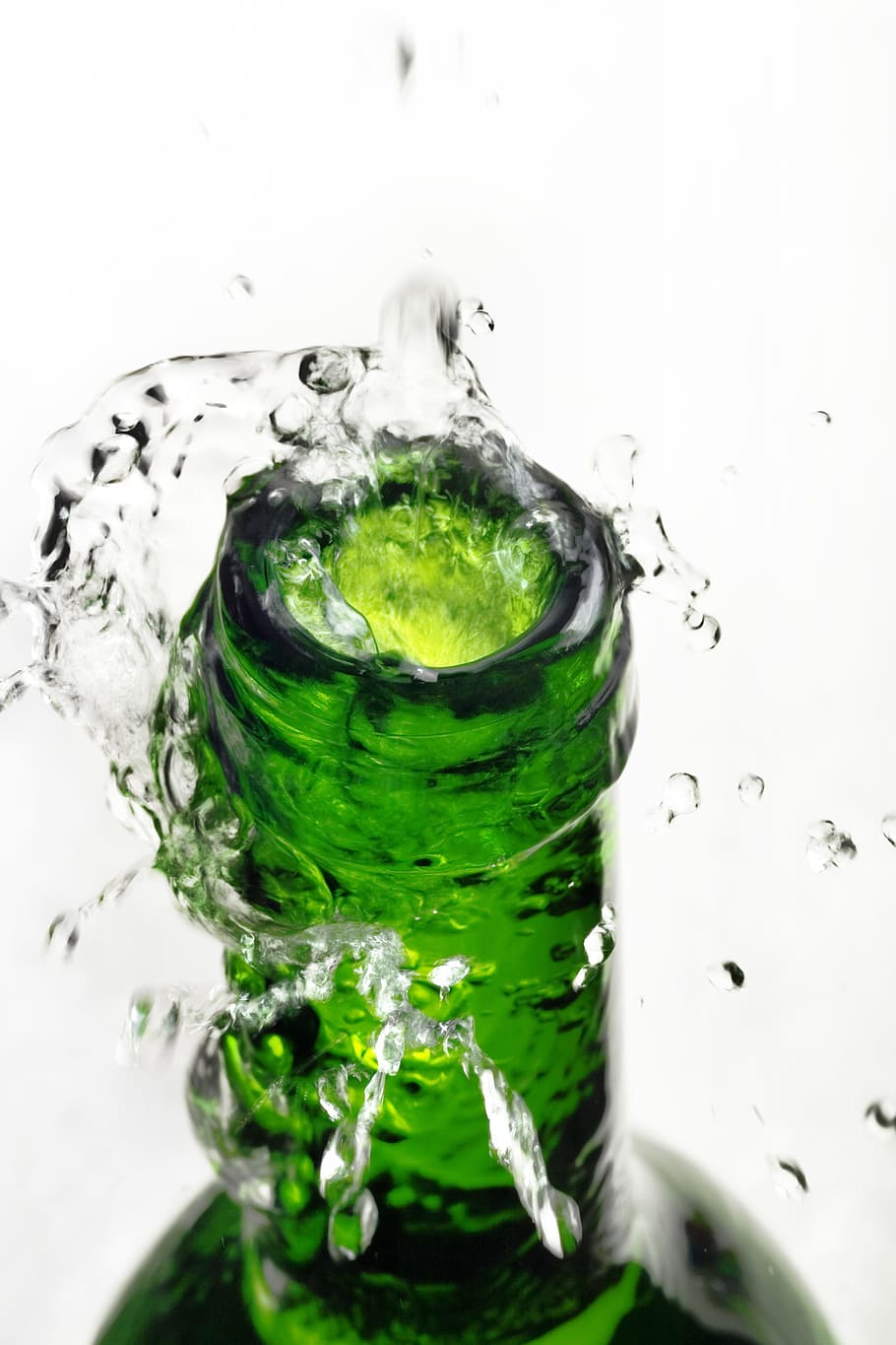 Botella, splash, verde, agua, refrescos, vidrio, closeup, aislado, mojado, frío