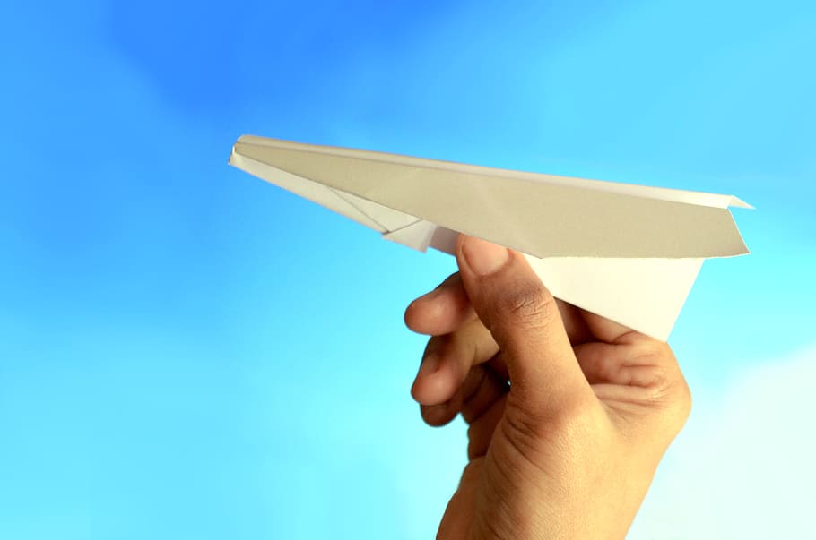 avião de papel, negócios, conceitos, criativo, idéias, papel artesanal, jogar, mão humana, mão, parte do corpo humano