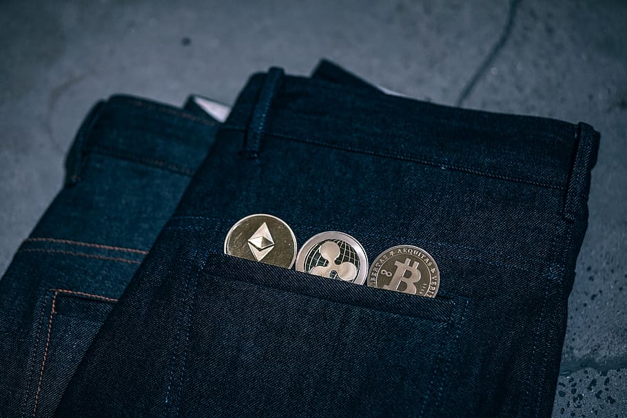 физический, позолоченный, криптовалютные монеты, монеты., верх, 3 криптовалюты, размещены, половина, внутри, пара джинсовых джинсов