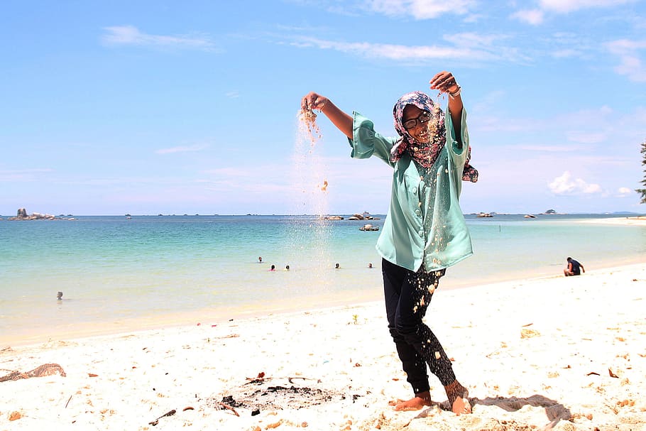 mujer, arena, de pie, jugando, pantai, indonesia, trikora, tanjungpinang, Playa, mar