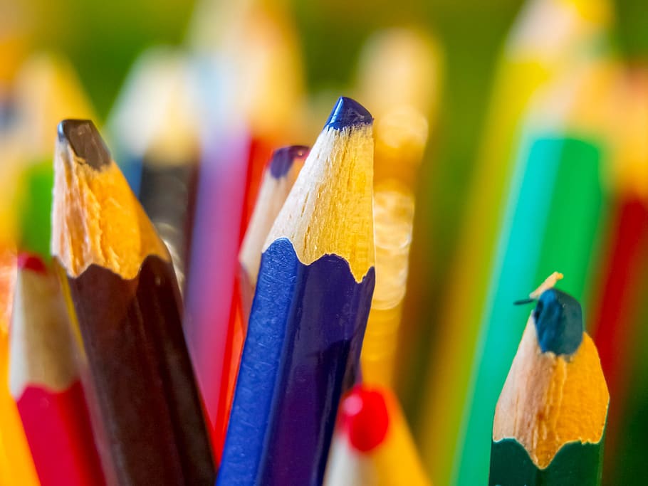 Карандаши цветные. Цветные карандаши картинки. Фон карандаши цветные. Цветные карандаши картинки для детей. День цветных карандашей картинки