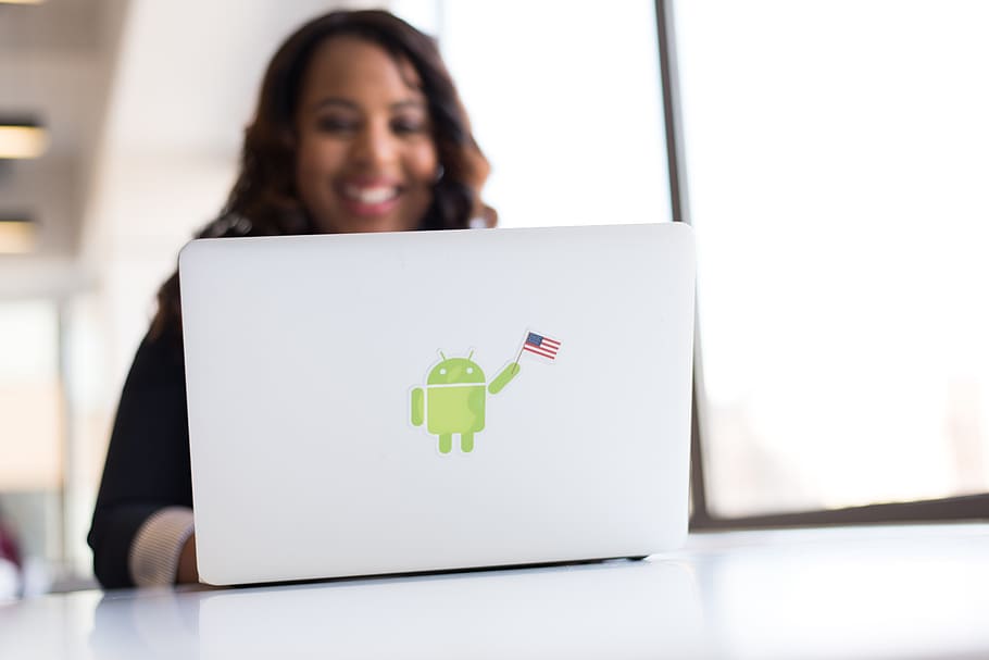 wanita, android, laptop, pengembang, coder, senyum, bahagia, bendera Amerika, meja, kantor