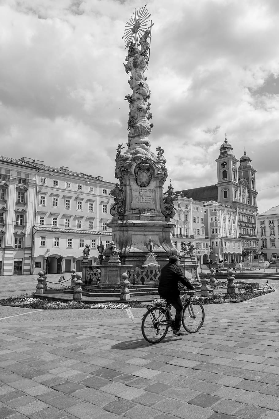 columna de la santísima trinidad, linz, ciudad, destino, austria, columna de peste, estructura construida, arquitectura, exterior del edificio, bicicleta