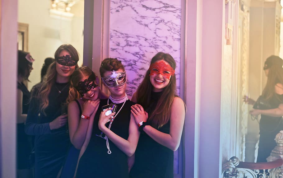 Cuatro, jóvenes, mujeres, máscaras, posando, sosteniendo, copas de vino, discoteca, 25-30 años, carnaval