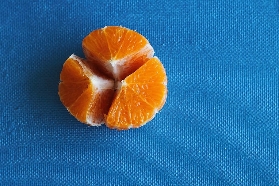 fresco, naranja, fruta, corte, piezas, jugoso, azul, fondo, color naranja, cítricos