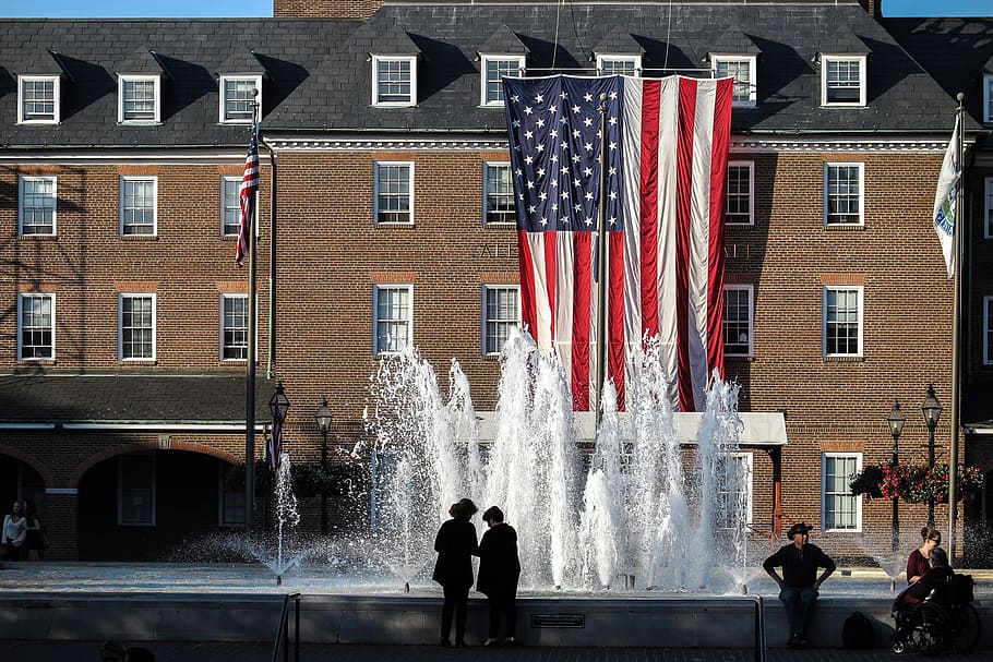 Viejo, edificio de administración de ladrillo, grande, bandera estadounidense, colgando, Alejandría, Virginia, América, arquitectura, iglesia