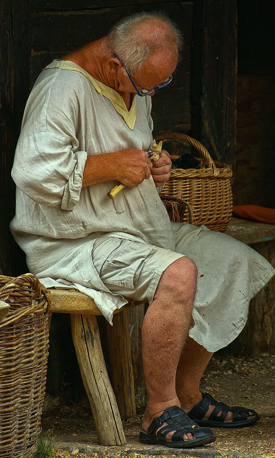 Schnitzer, tallador de madera, hombre, mano de obra, tallar, tallado en madera, folk, arte en madera, sentarse, artesanía