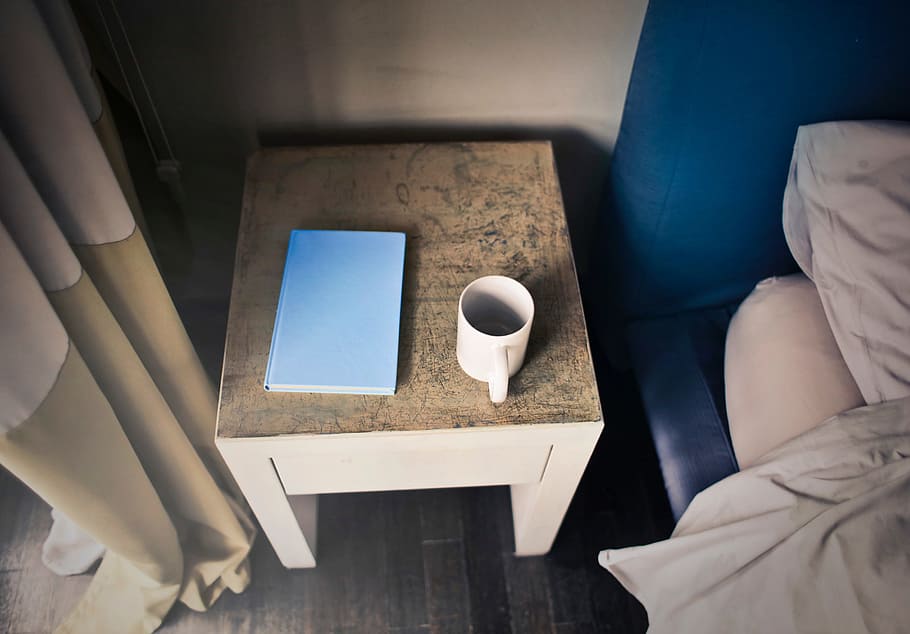 diário, caneca de café, lado da cama, de madeira, mesa, apartamento, cama, azul, decoração, piso