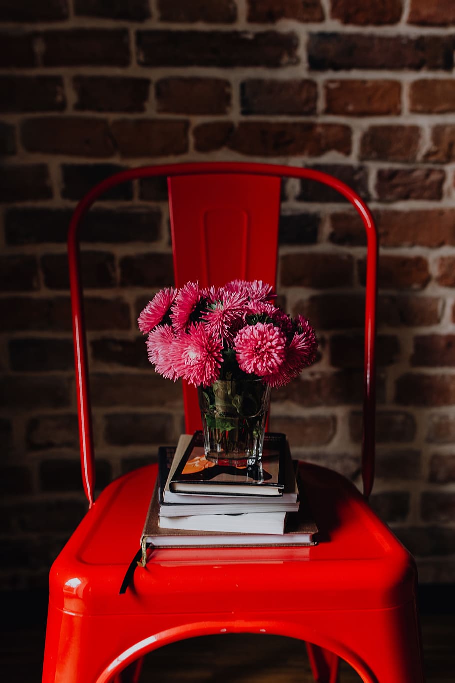 industrial, silla de metal, ramo, rosa, flores, libros, silla, flores rosadas, muebles, Rojo