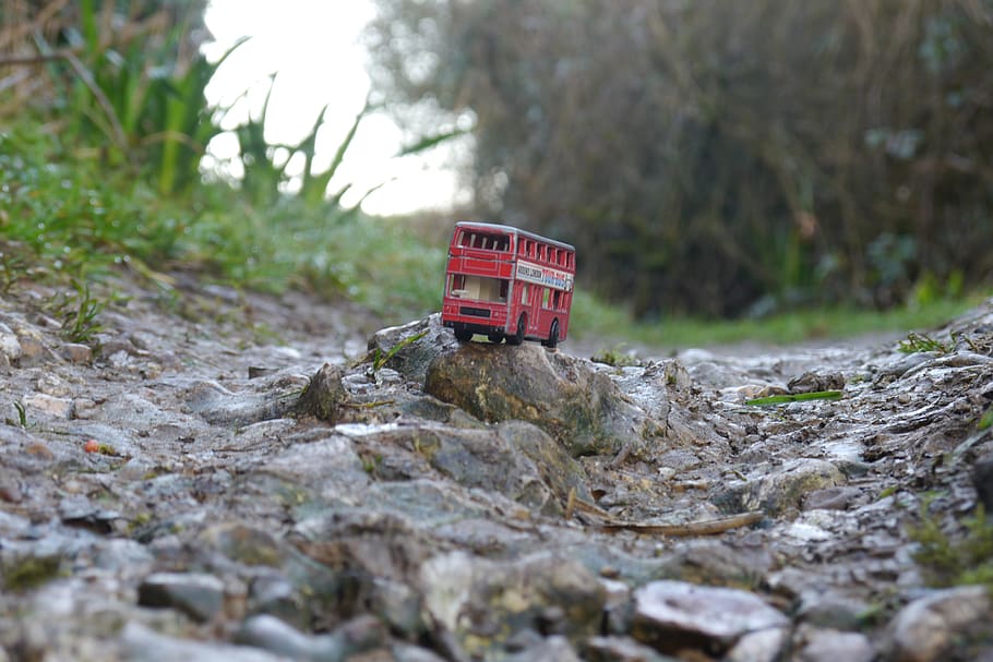 ônibus, ônibus de brinquedo, aventuras, rochoso, estrada rochosa, estrada, acidentado, de dois andares, ônibus vermelho, foco seletivo