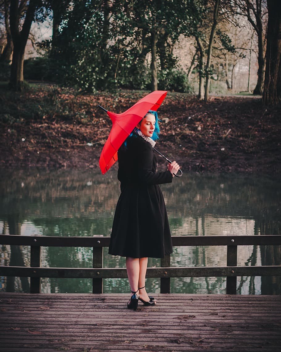 mujer, rojo, paraguas, vestido negro, vestido, elegante, mirada, talones, reflexión, agua