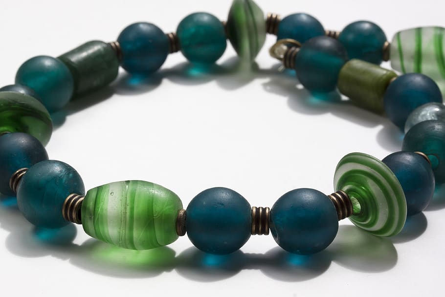 cadena, joyas, collar, cuentas de vidrio, turquesa, verde, Foto de estudio, color verde, fondo blanco, gran grupo de objetos