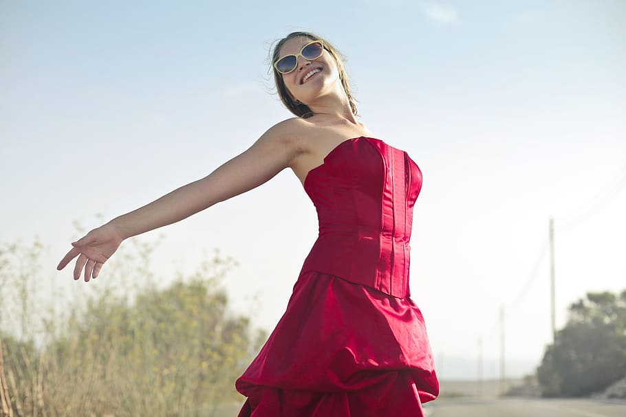 Mujer adulta, rojo, vestido de fiesta, al aire libre, foto, disparar, 20-25 años, bailando, desierto, niña
