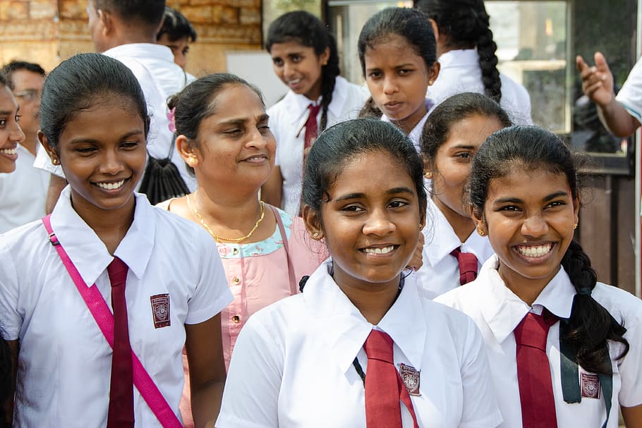 niñas de la escuela, niñas, Sri Lanka, niños, jóvenes, mujeres, amigos, felices, sonrientes, sonriendo