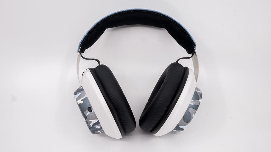 headphone, headphones, headset, over-ear headphones, white background, studio shot, indoors, black color, still life, single object