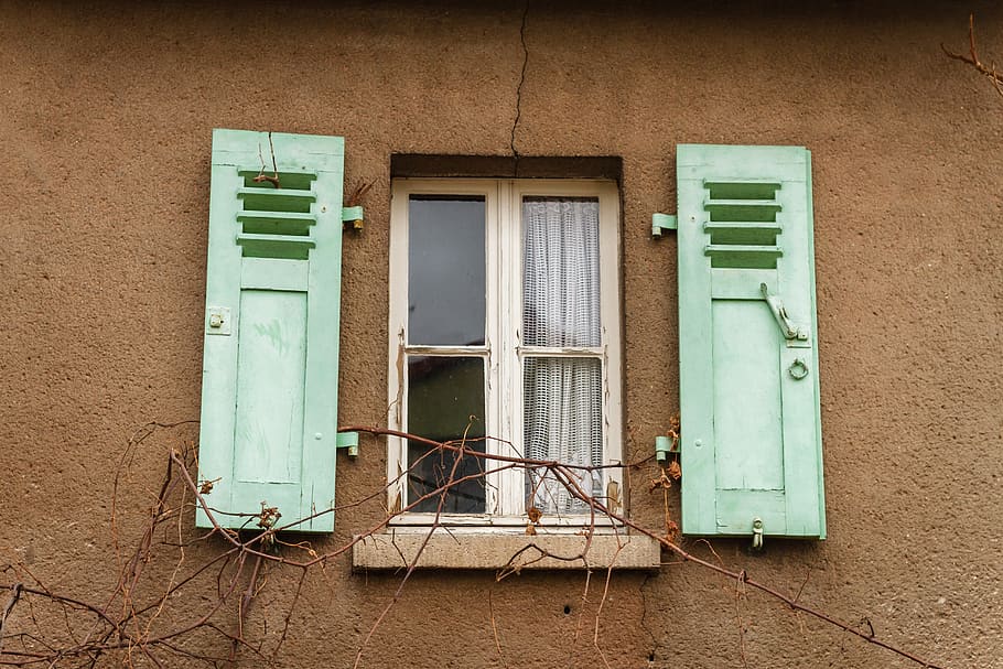 ventana, viejo, obturador, verde, marrón, blanco, cortina, pared, en ruinas, arquitectura