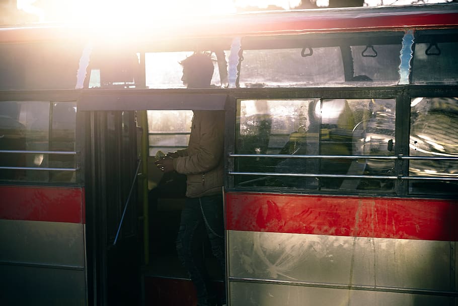 conductor de autobús, transporte público, modo de transporte, ventana, transporte, luz solar, tren, transporte ferroviario, tren - vehículo, rojo