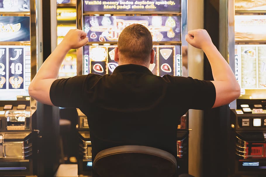 manusia, bermain, mesin slot, kasino, tampilan belakang, satu orang, pria, di dalam ruangan, dewasa, pilihan